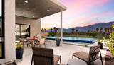 Nola at Escena es una comunidad de golf de lujo cerrada ubicada en Palm Springs, California, que ofrece 40 viviendas de un solo nivel con piscina privada y arquitectura moderna. Las casas cuentan con diseños de planta abierta y fachadas contemporánea Nola at Escena