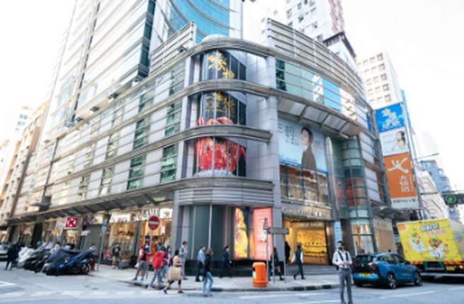 Grand Centre se encuentra en el corazón de una de las zonas turísticas y comerciales más populares de Hong Kong. Es un destino muy apreciado por las mujeres gracias a su variada oferta de belleza, gastronomía y servicios de salud. La torre de oficina Grand Centre