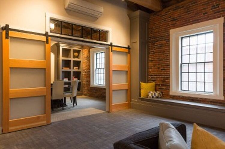 El proyecto del Exeter Club Room transformó un edificio centenario en deterioro, que durante décadas se utilizó como almacén y área de mantenimiento, en un lujoso espacio comunitario para los residentes de los 161 apartamentos del Exeter Mill. El dis Exeter Club Room