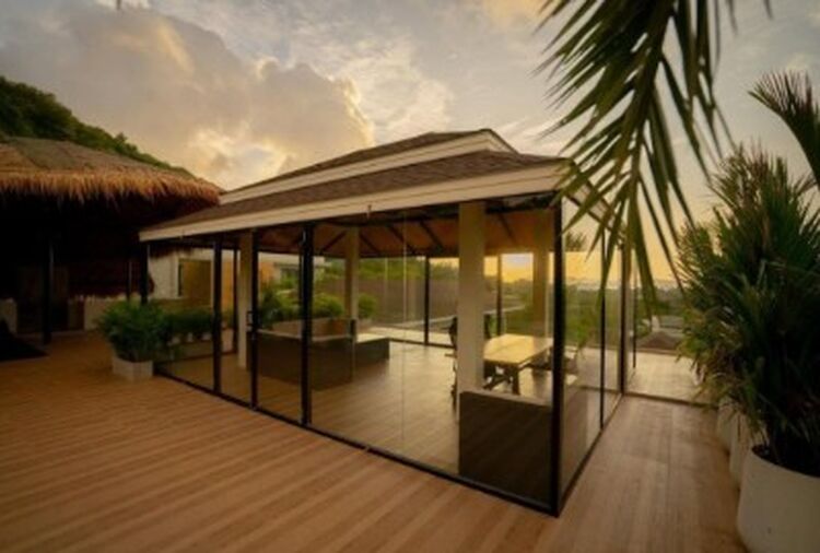 KANO Estate es una villa exclusiva situada en las colinas de Rawai, con impresionantes vistas al mar de Andamán y un diseño que prioriza la privacidad y el confort. A tan solo 25 km del Aeropuerto Internacional de Phuket, combina lujo, ubicación y na KANO Estate