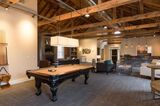 El proyecto del Exeter Club Room transformó un edificio centenario en deterioro, que durante décadas se utilizó como almacén y área de mantenimiento, en un lujoso espacio comunitario para los residentes de los 161 apartamentos del Exeter Mill. El dis Exeter Club Room
