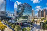 Inaugurado en 2018, The Rolex Building representa el octavo desarrollo emblemático dentro del plan maestro del Distrito Harwood, que abarca 19 bloques urbanos en Dallas. Este edificio de siete plantas fue diseñado conjuntamente por Kengo Kuma & A Rolex Building