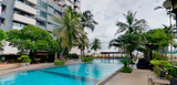 Sathorn Gardens es un exclusivo complejo residencial ubicado en Thung Mahamek, Bangkok, finalizado en diciembre de 2008. Con 580 unidades distribuidas en 41 plantas, combina el lujo con un enfoque ecológico.
Su diseño de estilo resort y su excelente Sathorn Gardens