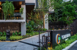 Gardina Asoke Hotel & Residence — это оазис уюта и уединения в самом сердце динамичного Бангкока. Расположенный всего в 500 метрах от Сукхумвит-роуд и в 750 метрах от станции метро QSNCC, этот премиальный жилой проект предлагает идеальный баланс Gardina Asoke