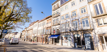 EDIFÍCIO NA AVENIDA CENTRAL