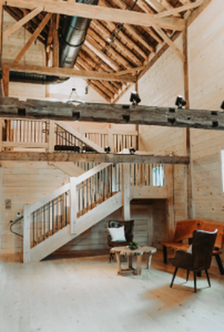 Brattleboro Retreat Farm — Descubre el encanto histórico y las comodidades modernas del North Barn, un espacio único para conciertos, bodas y eventos comunitarios. Situado en 500 acres en Brattleboro, Vermont, este granero con 190 años de historia fu Brattleboro Retreat Farm