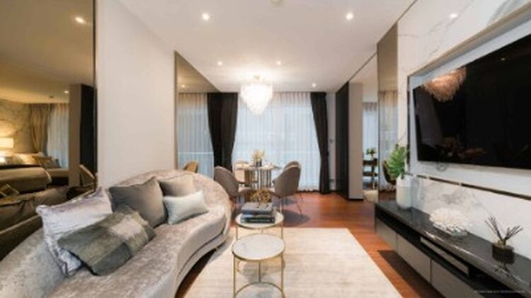 The Private Residence Rajdamri — это настоящая городская жемчужина, спрятанная в тишине рядом с крупнейшим парком центра Бангкока — Люмпини. Бутиковый проект предлагает всего 54 эксклюзивных апартамента, что гарантирует уединение и спокойствие в само The Private Residence Rajdamri