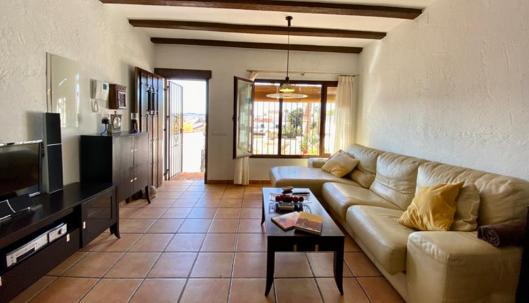 Casa en venta en Mijas.
Amplia vivienda con vistas a la ciudad y montañas en complejo residencial de prestigio.
Se ofrece una amplia vivienda de 190 m² (superficie útil: 115 m²) en la exclusiva urbanización El Coto, situada en el pintoresco municipi Дом в Mijas
