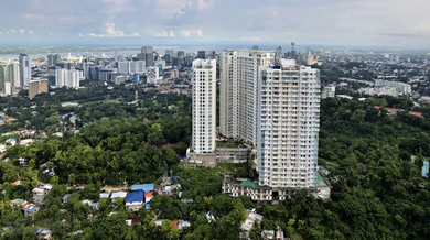Marco Polo Residences —— 高处人生,尽览宿务天际与五星级奢华生活
项目概念
Marco Polo Residences 是由 Federal Land, Inc. 打造的旗舰住宅项目,坐落于菲律宾宿务市 Lahug 区 Nivel Hills 山顶。
项目融合自然与城市的优雅平衡,从窗外可俯瞰海岸线、青翠山丘与充满活力的城市天际线。
作为享誉国际的 Marco Polo Hotels(马哥孛罗酒店) 品牌的延伸,该项目结合了世界级舒适度、私密性与酒店式尊贵服务。它专 Marco Polo Residences