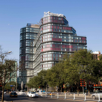 SOHO Beijing Residence — Lujo moderno y prestigio en el corazón de Pekín
Concepto del proyecto
SOHO Beijing Residence es un complejo residencial de lujo desarrollado por la reconocida promotora SOHO China. El proyecto se encuentra en la zona de Yan SOHO Beijing Residence