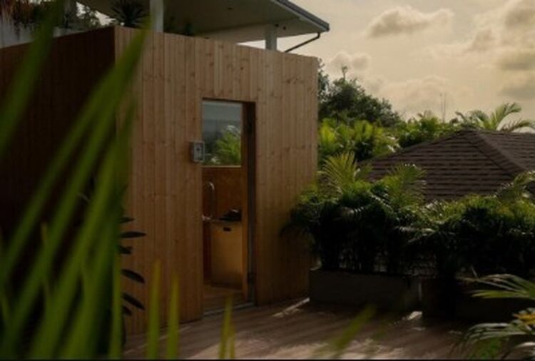 KANO Estate es una villa exclusiva situada en las colinas de Rawai, con impresionantes vistas al mar de Andamán y un diseño que prioriza la privacidad y el confort. A tan solo 25 km del Aeropuerto Internacional de Phuket, combina lujo, ubicación y na KANO Estate