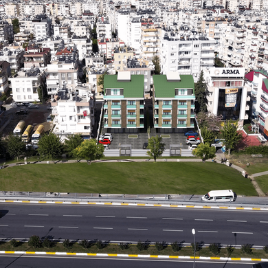 Ekşioğlu & Severler Sitesi is a mixed-use residential and commercial development in the heart of Kepez Ulus, Antalya. Ideally located at the Çallı intersection, the project combines urban convenience with refined architectural design.
Project Ov Severler Sitesi
