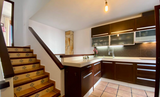 Casa en venta en Mijas.
Amplia vivienda con vistas a la ciudad y montañas en complejo residencial de prestigio.
Se ofrece una amplia vivienda de 190 m² (superficie útil: 115 m²) en la exclusiva urbanización El Coto, situada en el pintoresco municipi Дом в Mijas