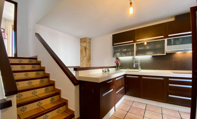 Casa en venta en Mijas.
Amplia vivienda con vistas a la ciudad y montañas en complejo residencial de prestigio.
Se ofrece una amplia vivienda de 190 m² (superficie útil: 115 m²) en la exclusiva urbanización El Coto, situada en el pintoresco municipi Дом в Mijas