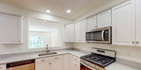 Windsor es una casa elegante y espaciosa de 2867 pies cuadrados, que combina estilo y funcionalidad. Con 4 dormitorios, 2 baños completos y 1 medio baño, ofrece comodidad y espacio ideales para la vida familiar moderna. Windsor