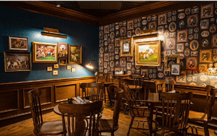 Inspirado en los pubs llenos de historia del Reino Unido, Harwood Arms nace del ingenio, la nostalgia y una auténtica pasión por la buena compañía. Oculto en La Rue Perdue — La Calle Perdida, su fachada carmesí y el diseño interior de HDF invitan a l Harwood Arms