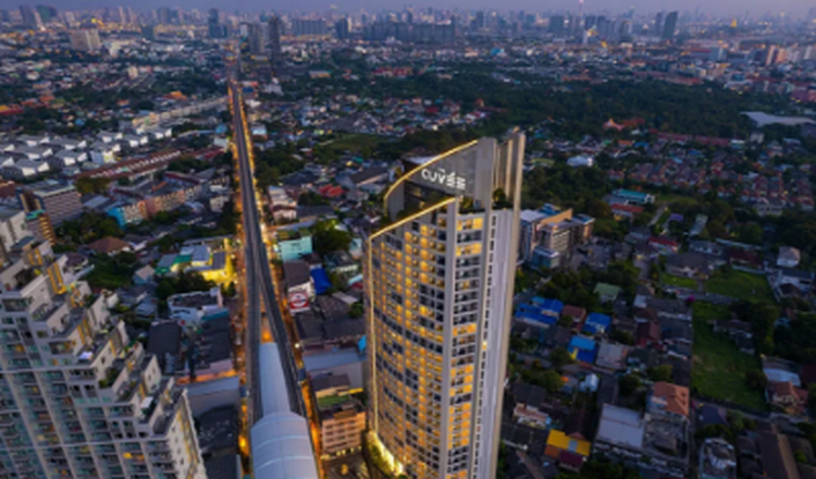 The Cuvee Yaek Tiwanon es un condominio residencial premium de estilo moderno, ubicado a pocos pasos de la estación MRT Yaek Tiwanon. Su excelente ubicación garantiza un acceso rápido y cómodo al centro de Bangkok y a otros distritos importantes. El The Cuvee Yaek Tiwanon