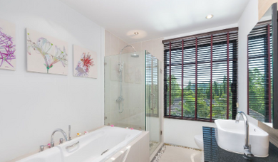 Pandora Residences es un conjunto residencial exclusivo compuesto por 13 elegantes viviendas de dos y tres niveles, ubicadas en una colina verde en pleno centro del distrito de Rawai, al sur de Phuket. El entorno natural que rodea el complejo crea un Pandora Residences
