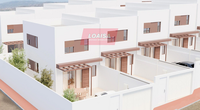 Adosado en Antas, Almería.
REF. 1304 – Obra nueva con piscina privada y garaje.
Se ofrece un moderno adosado en venta en Antas, Almería, con una superficie construida de 102 m² sobre una parcela de 121,69 m². Es una vivienda ideal para familias, que Townhouse in Antas