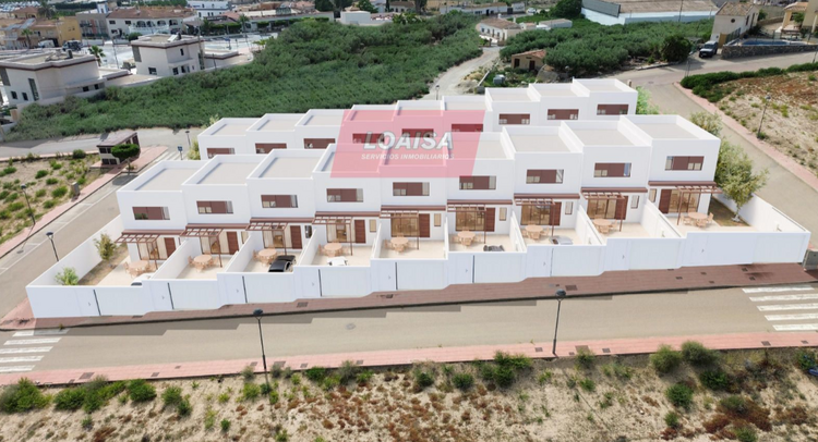 安塔斯(Antas)联排别墅,阿尔梅里亚.
编号 1304 — 带私家泳池与车库的新建住宅.
位于阿尔梅里亚省安塔斯市的现代联排别墅,建筑面积102平方米,地块面积121.69平方米。这套住宅是家庭的理想之选,融合了舒适性、功能性与新建筑的诸多优势。
主要特点:
3间卧室
3间浴室
私家泳池
车库
露台
预装供暖系统
状态:全新建筑
能源证书:办理中
价格:175,000欧元(约合1,716欧元/平方米)
项目位于宁静且配套完善的区域,性价比出众,可即刻入住,享受专 Townhouse in Antas