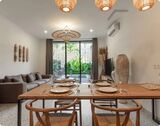 Sunny Batu Bolong — жилой комплекс от застройщика Sunny Development Group, расположенный в 500 метрах от пляжа Бату Болонг в Чангу, популярном месте на Бали. На территории комплекса предусмотрены парковочные места и частный бассейн. В Sunny Batu Bolo Sunny Batu Bolong