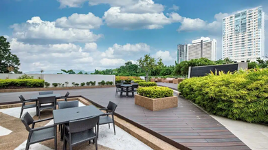 Marco Polo Residences —— 高处人生,尽览宿务天际与五星级奢华生活
项目概念
Marco Polo Residences 是由 Federal Land, Inc. 打造的旗舰住宅项目,坐落于菲律宾宿务市 Lahug 区 Nivel Hills 山顶。
项目融合自然与城市的优雅平衡,从窗外可俯瞰海岸线、青翠山丘与充满活力的城市天际线。
作为享誉国际的 Marco Polo Hotels(马哥孛罗酒店) 品牌的延伸,该项目结合了世界级舒适度、私密性与酒店式尊贵服务。它专 Marco Polo Residences