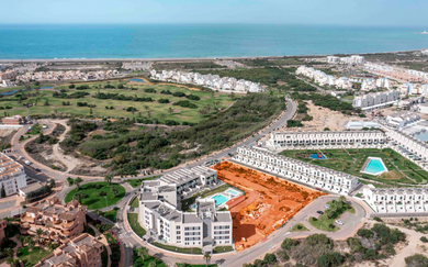 DIMENSUR GREEN GOLF ALMERIMAR II – 阿尔梅里亚(ALMERÍA).
面朝大海与高尔夫球场的新居——阿尔梅里马尔的理想生活方式.
DIMENSUR GREEN GOLF ALMERIMAR II 是高端住宅区 GREEN GOLF 的第二期项目,位于度假胜地 阿尔梅里马尔(Almerimar) 最负盛名的区域,距海滩和高尔夫球场仅数米之遥。项目由 DIMENSUR 开发并管理,销售由 DURÁN SERVICIOS INMOBILIARIOS 负责。
项目提供 DIMENSUR Green Golf Almerimar II
