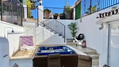 Casa en venta en Mijas.
Amplia vivienda con vistas a la ciudad y montañas en complejo residencial de prestigio.
Se ofrece una amplia vivienda de 190 m² (superficie útil: 115 m²) en la exclusiva urbanización El Coto, situada en el pintoresco municipi Дом в Mijas