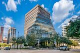 Inaugurado en 2018, The Rolex Building representa el octavo desarrollo emblemático dentro del plan maestro del Distrito Harwood, que abarca 19 bloques urbanos en Dallas. Este edificio de siete plantas fue diseñado conjuntamente por Kengo Kuma & A Rolex Building