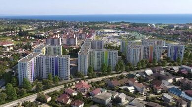El complejo residencial "Fruity" está compuesto por nueve edificios modernos de clase confort, situados en el pintoresco distrito de Adler en Sochi.
Se ha prestado especial atención a la creación de un entorno seguro para los residentes: el sistema Frukty