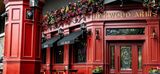 Inspirado en los pubs llenos de historia del Reino Unido, Harwood Arms nace del ingenio, la nostalgia y una auténtica pasión por la buena compañía. Oculto en La Rue Perdue — La Calle Perdida, su fachada carmesí y el diseño interior de HDF invitan a l Harwood Arms