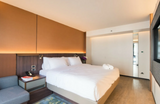Gardina Asoke Hotel & Residence — это оазис уюта и уединения в самом сердце динамичного Бангкока. Расположенный всего в 500 метрах от Сукхумвит-роуд и в 750 метрах от станции метро QSNCC, этот премиальный жилой проект предлагает идеальный баланс Gardina Asoke