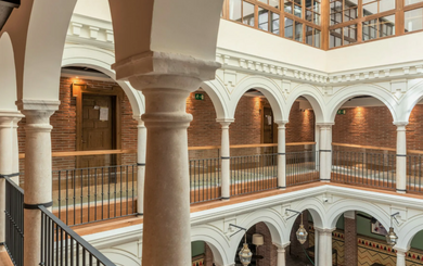 Palacio Solecio – Málaga, España.
Una joya restaurada del patrimonio andaluz.
Palacio Solecio es un proyecto realizado por ActivumSG que ha devuelto la vida a un histórico edificio abandonado en el corazón de Málaga. Originalmente un palacio andaluz Palacio Solecio