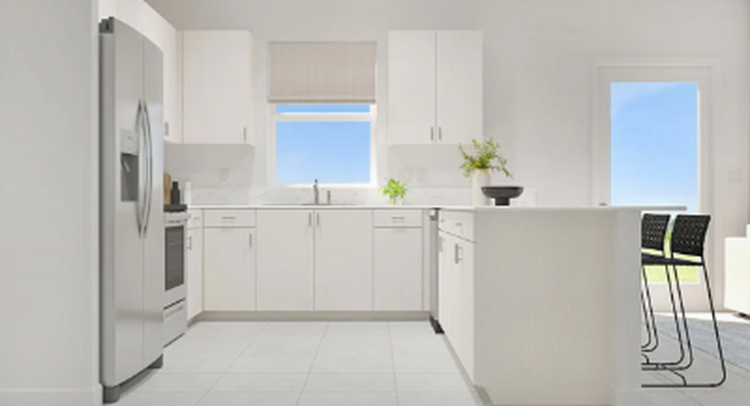 La planta baja de esta elegante casa de dos pisos presenta un diseño funcional y acogedor. La cocina moderna se integra perfectamente con la sala familiar, creando un ambiente ideal para el día a día. El comedor formal, amplio y bien ubicado, es perf Harbor