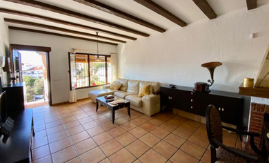 Casa en venta en Mijas.
Amplia vivienda con vistas a la ciudad y montañas en complejo residencial de prestigio.
Se ofrece una amplia vivienda de 190 m² (superficie útil: 115 m²) en la exclusiva urbanización El Coto, situada en el pintoresco municipi Дом в Mijas