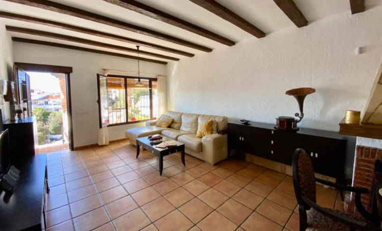 Casa en venta en Mijas.
Amplia vivienda con vistas a la ciudad y montañas en complejo residencial de prestigio.
Se ofrece una amplia vivienda de 190 m² (superficie útil: 115 m²) en la exclusiva urbanización El Coto, situada en el pintoresco municipi Дом в Mijas