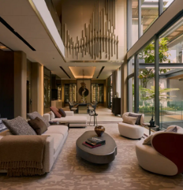 SONLE Residences 坐落于 Rachvipa 心脏地带,是一颗隐匿多年的珍宝。名称“SONLE”融合了两层含义:泰语中的 “SON” 意为“隐藏”,象征着这片宝贵土地已被守护超过 15 年;法语 “SOLEIL” 意为“太阳”,代表着力量、荣耀与繁荣。
项目仅规划 5 套尊贵别墅,彰显极致私密与传承。每栋别墅建筑面积 1,365–1,595 平方米,占地 800 平方米,并配备 双车位车库。
距 Sirat 高速仅 900 米,可便捷前往 Ratchada–Rama 9 商业区 SONLE RESIDENCES