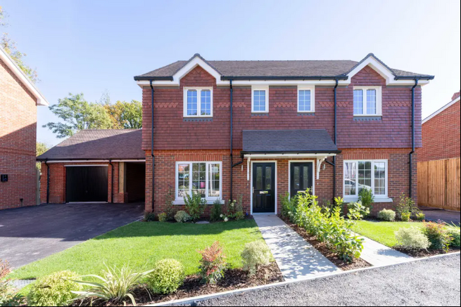 The Kiln — un hogar moderno para vivir en armonía y confort
Concepto del proyecto
The Kiln es una elegante casa de tres dormitorios desarrollada por Antler Homes dentro del complejo residencial St Anne’s Meadows en Wokingham, Berkshire, Reino Unido. The Kiln