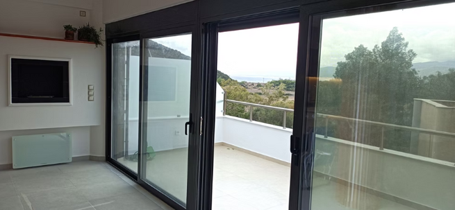 Alestate — Vida exclusiva junto al mar en armonía con la naturaleza y la arquitectura
Concepto del Proyecto
Alestate es una marca inmobiliaria moderna que desarrolla propiedades de lujo en la costa de Schinias Beach, en la pintoresca zona de Marató Alestate