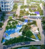 "Kislorod" 住宅综合体位于索契市中心的 Бытха 区,周围配备完善的基础设施、停车场和绿地。
该高端住宅区坐落在 Bytkha 山的北坡,位于 Yasnogorskaya 街。附近的幼儿园和学校步行仅需 5 分钟,极为便利。"Kislorod" 不仅适合度假,也非常适合家庭长期居住。
现代化的建筑、安全舒适的庭院、完善的社会基础设施以及私家公园,使 "Kislorod" 成为索契最具吸引力的居住和投资选择之一。同时,距索契市中心仅 7 分钟车程,步行至海滩约 10 分钟。 Kislorod