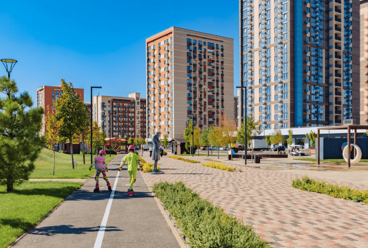 The Rodnye Prostory (Native Spaces) residential complex is located in the Znamensky settlement northeast of Krasnodar, near the Vostochny Obkhod highway. This provides residents with excellent transport connectivity, allowing car owners to reach the РОДНЫЕ ПРОСТОРЫ