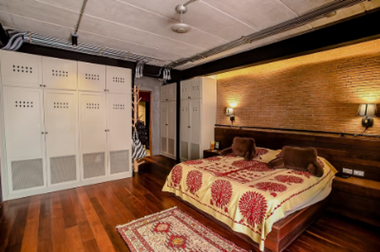 Private Residence – Sukhumvit 71 is a bespoke residential project in the Sukhumvit 71 area of Bangkok, encompassing renovation, extension, architectural work, furniture, and MEP systems. Commissioned by Khun Boon and Khun Chiaki, the project was exec Private Residence - Sukhumvit 71