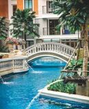 Espana Condo Resort Pattaya 是一处度假式住宅项目,将您从芭堤雅直接带入西班牙的氛围。受地中海建筑风格启发,色彩鲜明的立面与安达卢西亚宫殿式的细节设计,让人仿佛置身欧洲中心,而实际上距离中天海滩仅几分钟路程。
该项目占地 20 00 平方米,共由七栋楼组成,提供 1,094 套住宅,户型面积从 24 至 77 平方米不等。每套公寓均配备全套家具,设施丰富多样:带瀑布的泳池、健身房、会所、图书馆、桑拿、家庭休闲区及精致的花园。这里的空间设计旨在让每一天都像是在海滨度假。 Espana Condo Resort Pattaya