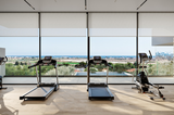 Actualmente en fase de planificación, Dea Co Hill es una mansión súper lujosa con impresionantes vistas al mar y una superficie cubierta de 1170 m² distribuida en 5 niveles. Esta magnífica casa de 5 dormitorios ha sido estratégicamente diseñada para Dea Co Hill