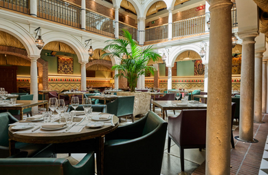 Palacio Solecio – Málaga, España.
Una joya restaurada del patrimonio andaluz.
Palacio Solecio es un proyecto realizado por ActivumSG que ha devuelto la vida a un histórico edificio abandonado en el corazón de Málaga. Originalmente un palacio andaluz Palacio Solecio
