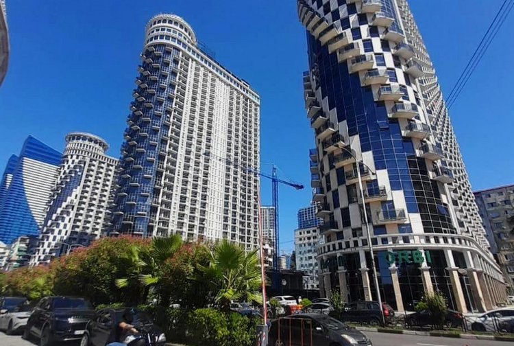 El complejo residencial «Sea Towers», situado en la calle Sherif Khimshiashvili de Batumi, está muy cerca de la orilla del mar.
La accesibilidad en transporte en esta zona es muy alta: las rutas públicas proporcionan fácil acceso a casi todas las pa Orbi Sea Towers