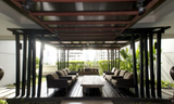 Sathorn Gardens es un exclusivo complejo residencial ubicado en Thung Mahamek, Bangkok, finalizado en diciembre de 2008. Con 580 unidades distribuidas en 41 plantas, combina el lujo con un enfoque ecológico.
Su diseño de estilo resort y su excelente Sathorn Gardens