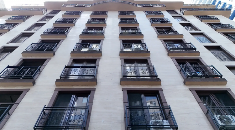 豪华住宅区 Horizon Club 就建在巴统海岸边,靠近海滨,是一个充满活力的发展区。这座六层高的建筑采用了最先进的技术。为购房者提供不同布局的公寓,总面积从 26.9 平方米到 47.1 平方米不等。
建筑群内配有视频监控系统、地下停车场、游泳池和休息区。为方便住户休闲,还设有台球室,并正在为小区的小客人修建儿童游乐场。周围还有绿化广场和柑橘园。安保服务由常设安保部门提供。
房子旁边有一个水上公园和许多商店。步行即可到达舒适的咖啡馆和餐馆,住户可以在那里度过愉快的时光。对于喜欢安静度假 Horizon Club