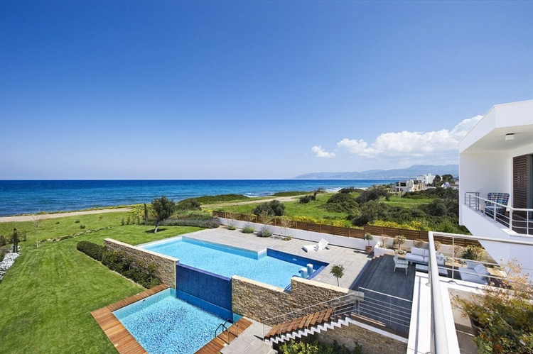Akamas Bay Villas is an exquisite premium beachfront complex located in one of the most beautiful corners of Cyprus, near the Akamas Peninsula. Here, modern architecture and unique design blend harmoniously, turning each villa into your personal para Akamas Bay Villas
