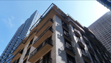 豪华住宅区 Horizon Club 就建在巴统海岸边,靠近海滨,是一个充满活力的发展区。这座六层高的建筑采用了最先进的技术。为购房者提供不同布局的公寓,总面积从 26.9 平方米到 47.1 平方米不等。
建筑群内配有视频监控系统、地下停车场、游泳池和休息区。为方便住户休闲,还设有台球室,并正在为小区的小客人修建儿童游乐场。周围还有绿化广场和柑橘园。安保服务由常设安保部门提供。
房子旁边有一个水上公园和许多商店。步行即可到达舒适的咖啡馆和餐馆,住户可以在那里度过愉快的时光。对于喜欢安静度假 Horizon Club